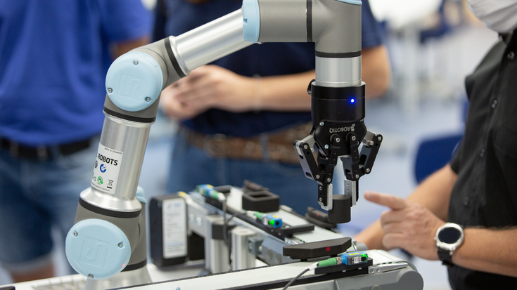 Das ganzheitliche Konzept beinhaltet unter anderem Hardware-Lernstationen, an denen Schülerinnen und Schüler das Programmieren üben können.