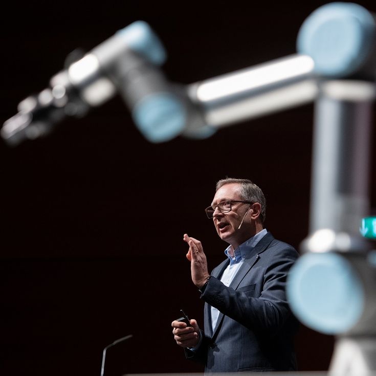 Jürgen von Hollen auf der Pressekonferenz