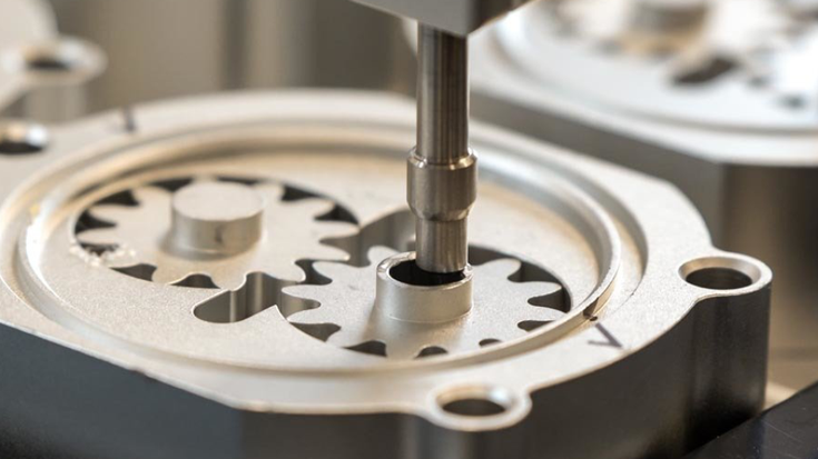 Bei der Spiralsuche in der Montage erfasst der Kraft-Momenten-Sensor die wirkenden Kräfte und führt eine Steckbewegung erst durch, wenn die Kraft minimal ist. © Robotiq