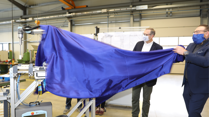 Feierliche Enthüllung: Jürgen ist der 50.000 Cobot.