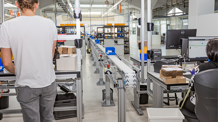Nach der Qualitätsprüfung durch unsere Cobots übernehmen die Mitarbeiter von rebuy den letzten Check.