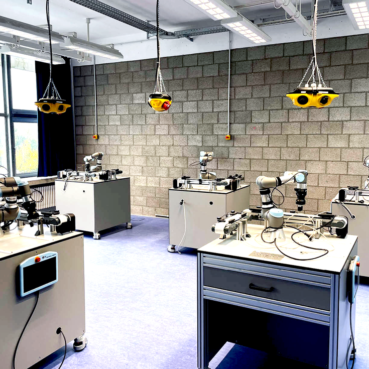 Das Nachher-Bild: Heute bringen unsere Cobots Abwechslung in den Unterricht.