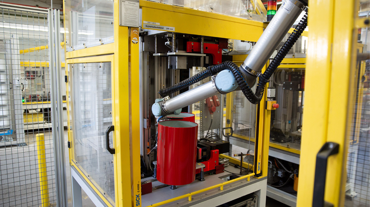 Unser UR10e Robotermodell brilliert mit seinen 1.300 mm Reichweite unter anderem auch beim Palettieren.