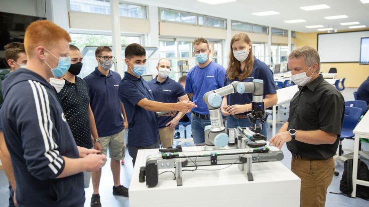 為了打造符合未來需求的技術人才，位在德國科布倫茲（Koblenz）的Carl-Benz學院決定將自動化列為課程重點。在優傲科技教育計畫及協作型機器人的幫助下，學生們不但能學習教科書中的理論，還可享受動手實作的樂趣。