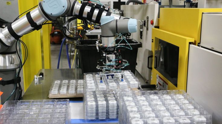 AIM Processing在取放托盤時採用了UR5e，並搭配Robotiq的Wrist Camera視覺系統，以及AIM內部自行設計的氣動夾爪。