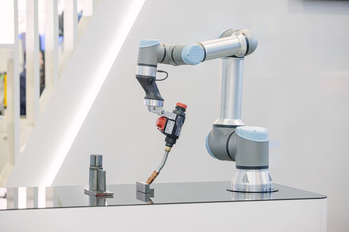 Universal Robots cobot demonstration