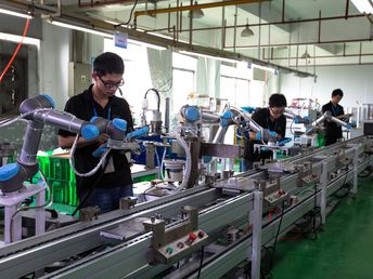 産業用ロボットと協働ロボットの違いは？安全性やプログラミング、生産対象やコストなど徹底解説