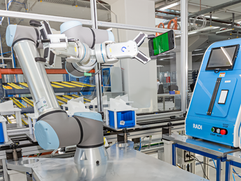 Gebraucht gekauft: Wie Cobots bei rebuy Smartphones testen