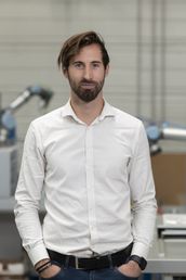 La facilité de programmation des cobots Universal Robots constitue un avantage indéniable et a été déterminante dans notre choix, n’ayant aucune formation en robotique. Dix ans plus tard, force est de constater que nous avons misé sur la bonne technologie pour soutenir la croissance de Nichrominox