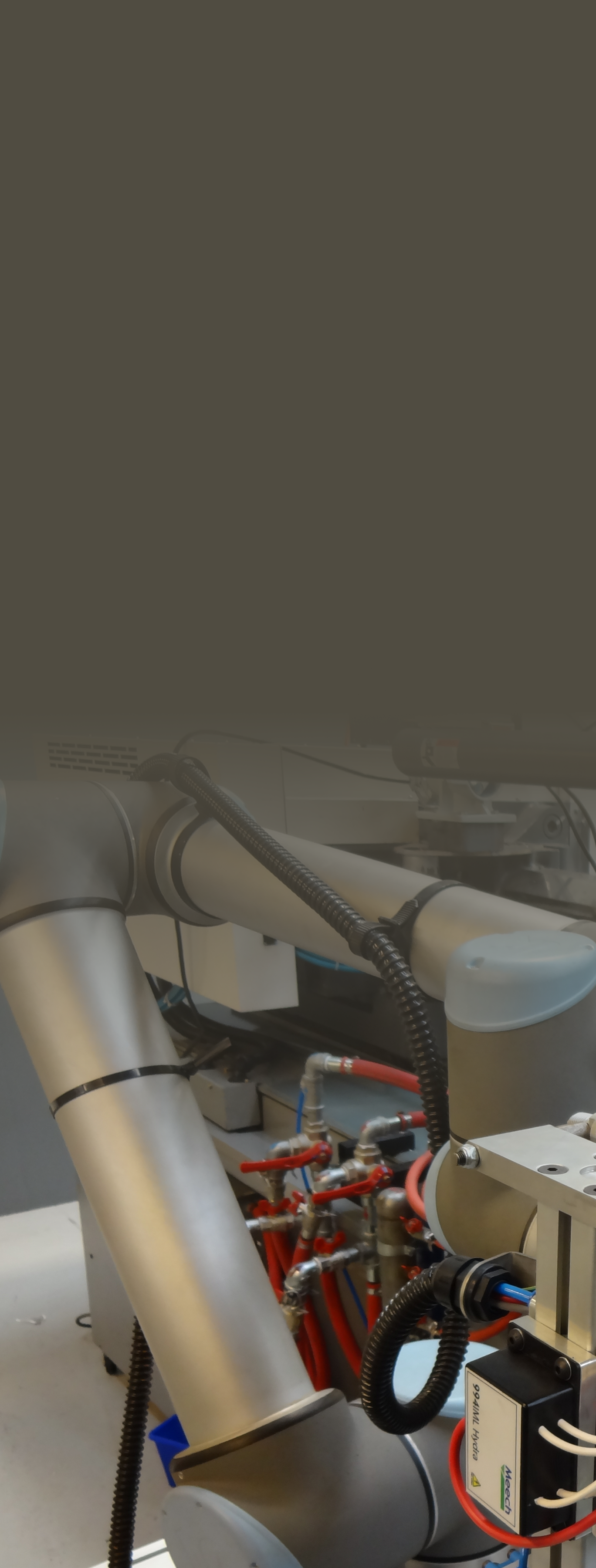 Ralbot UR10 robots speed up in-mold labelling process