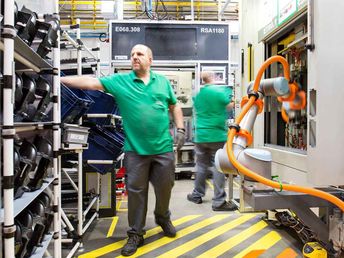 Cobots: The Automation Juggernaut that Manufacturers Need
