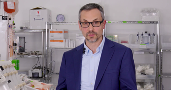 Lorsque, pour la même fabrication de traitements cellulaires, nous avons comparé le processus manuel au processus robotisé, nous avons constaté une réduction des coûts d'environ 74 %. C'est un bond en avant : il est possible fabriquer ces médicaments à moindres frais, et ce, dans un espace plus restreint