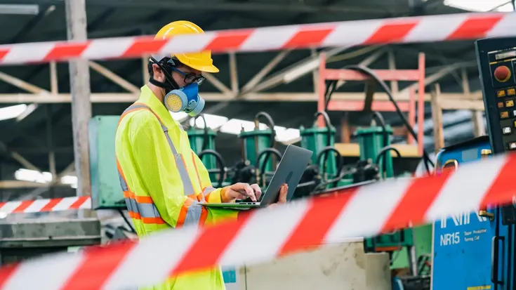 A gestão de risco operacional envolve o monitoramento contínuo de ambientes industriais, garantindo a segurança dos trabalhadores e a conformidade com as normas vigentes.