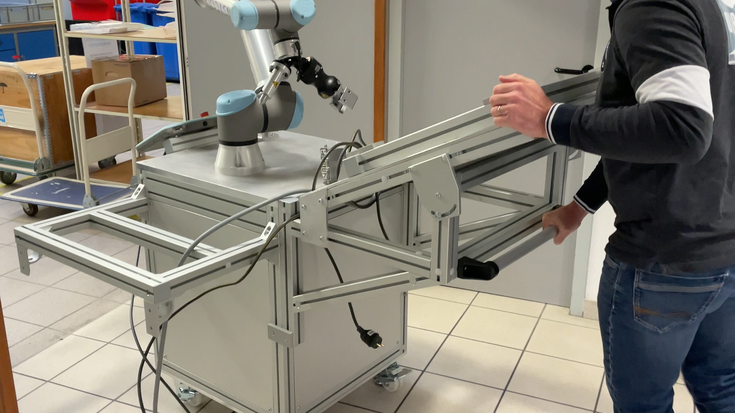 Monté sur chariot, le cobot est transporté en fonction des besoins de l’entreprise