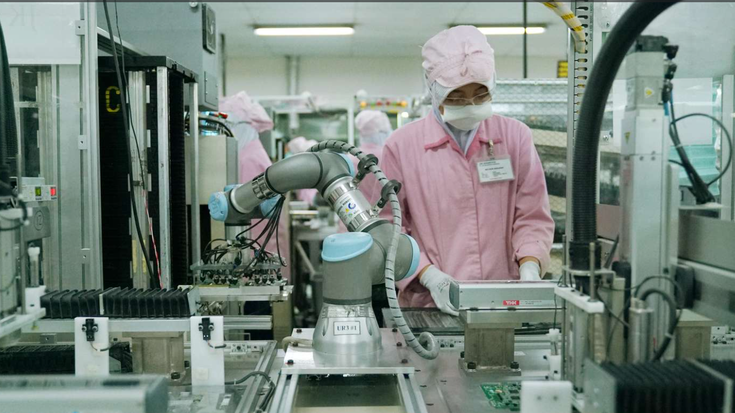 Graças ao pequeno impacto no chão de fábrica do UR3 e configurações nativas de segurança, a JEIN foi capaz de implementar a automação com mudanças mínimas nas linhas já existentes. 