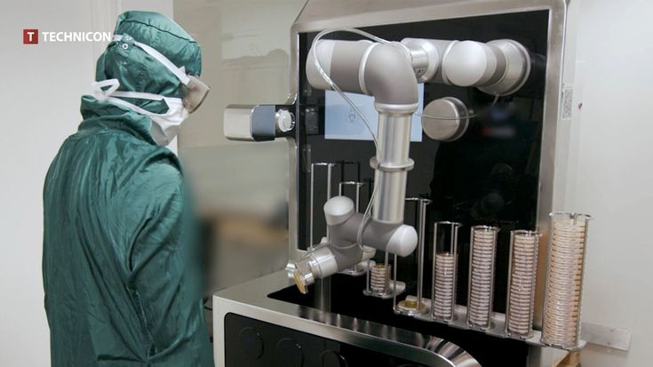 Collaborative robot handling samples