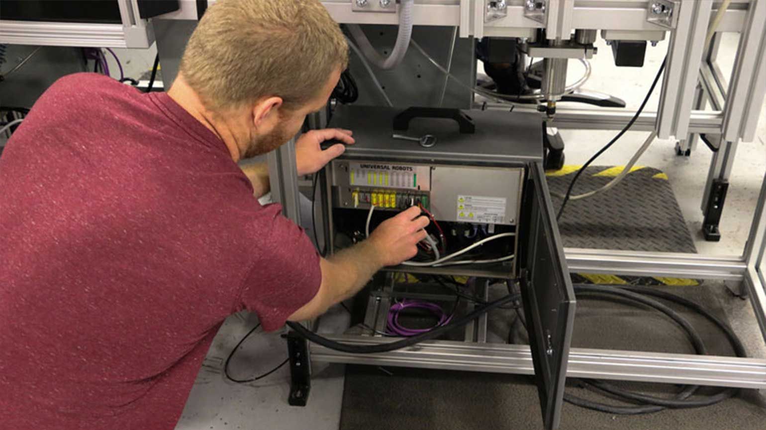 드릴 및 나이프 샤프너 제조업체인 Darex는 유니버설 로봇의&nbsp;UR3&nbsp; 협동로봇을 사용하여 컨베이어 및 MODBUS 통신 프로토콜을 통해 다른 서브 스테이션으로 전체 조립 라인을 제어합니다.이 모든 것은 UR 협동로봇 컨트롤러를 통해 처리됩니다.