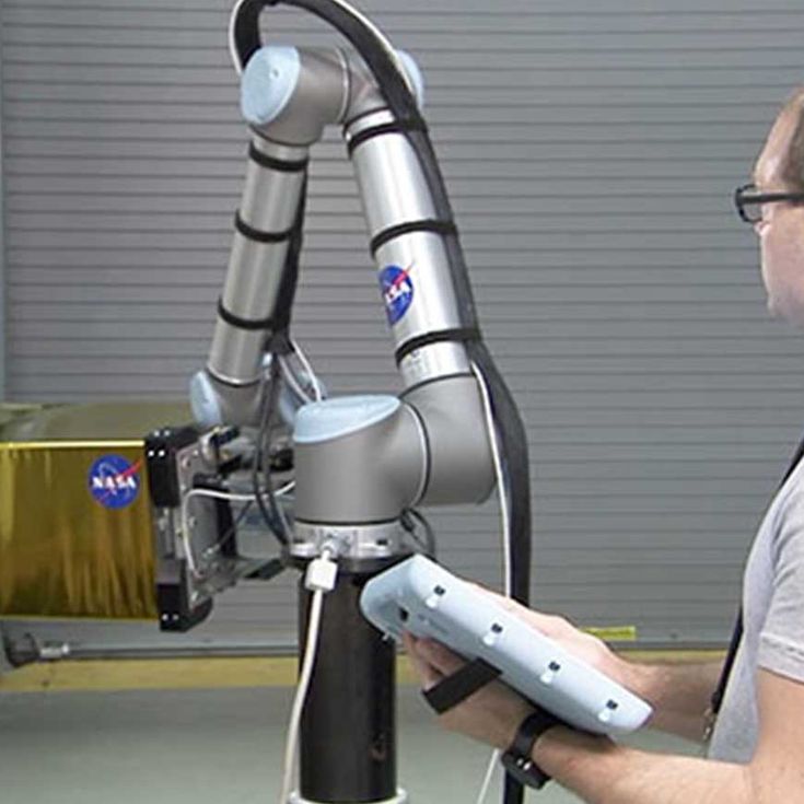 UR10의 안전 시스템을 통해 로봇과 함께 여러 다른 프로세스가 동시에 발생할 수 있습니다.