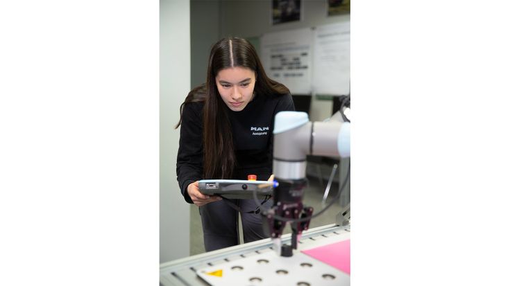 德國慕尼黑一所職業學校採用優傲協作型機器人訓練,協助學生為投入汽車工業自動化流程做好準備。