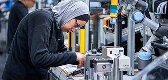 然後再由作業員手動組裝塑膠環、法蘭和主軸，接著再次啟動機器人。