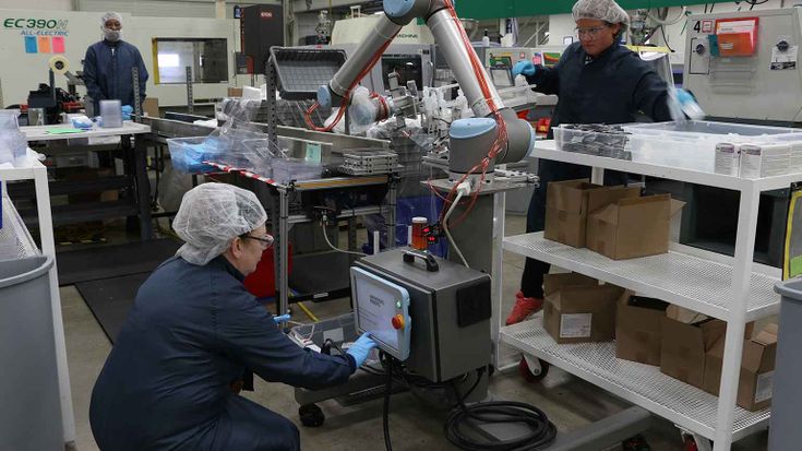 Macchine per stampaggio plastica: più produttività con i cobot UR