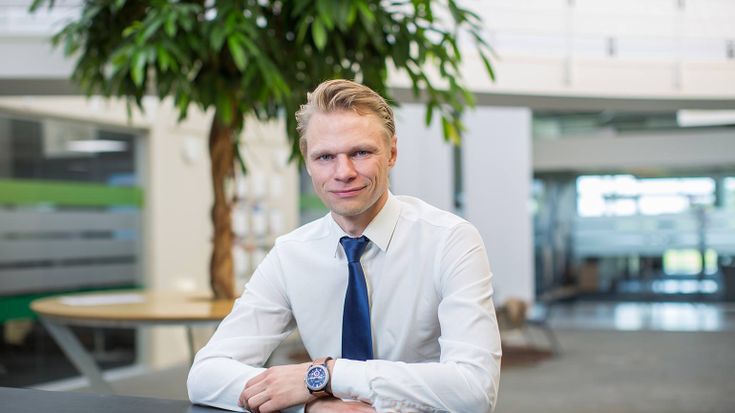 キム・ポヴルセン（38）は南デンマーク大学（SDU）のMaersk McKinney Moller Instituteでエレクトロニクス工学とコンピュータサイエンスの修士号を取得。同校はデンマークでいち早くロボット工学研究に取り組み、デンマーク発ロボティクス企業を130社以上生み出してきました。その代表格がユニバーサルロボットやMobile Industrial Robots社 (以下、MiR) です。