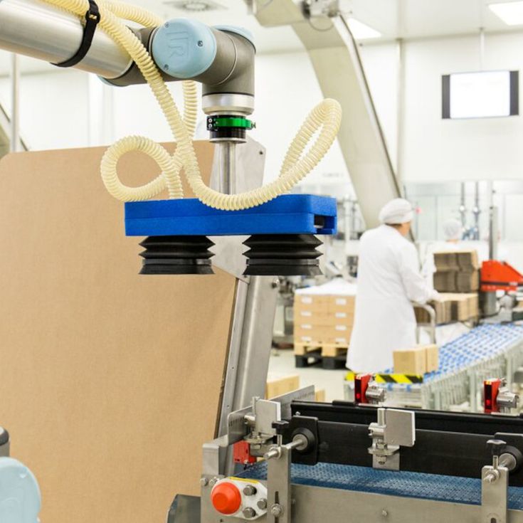 RNB Cosméticos&nbsp;公司已將六部UR10機械手臂導入包裝廠中，以執行生產線末端堆棧任務。此措施成功讓員工從不舒適、重複及不符合人體工學的任務中解放。這些任務涉及搬運7公斤重的包裹，以及各種有受傷和疲勞風險的工作。