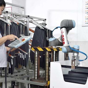 Universal Robots performing injection molding tasks