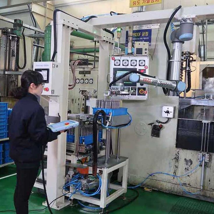 HIHHT는 유도 경화 열처리 공정에 2 대의 UR10 로봇을 배치하여 처리되지 않은 자동차 부품을 처리 기계에 넣은 다음 처리 된 부품을 컨베이어 벨트로 제거했습니다.