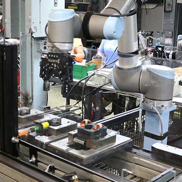 내쉬빌의 SFEG 직원들은 처음 UR 로봇 두 대가 회사에 들어왔을 때, 주인공들을 절벽으로 몰아내는 것으로 끝을 내는 상징적인 영화인 “델마와 루이스(Thelma & Louise)”를 본 따 이름을 지었습니다. 주인공들과 마찬가지로 자신들이 절벽으로 내몰릴 것이라는 두려움이 있었기 때문입니다. 그러나 SFEG의 시나리오는 영화와는 완전히 달랐습니다.