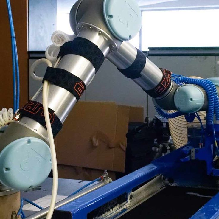 Der cobot, der aus einem Tank gespeist wird, gibt flüssigen Leim durch eine Düse auf das Skibrillenpolster. Die vom cobot verfolgte Trajektorie folgt dem Profil der Skibrille, auf die die Polsterung anschließend aufgeklebt wird. Die Wiederholgenauigkeit bei der Ausführung der Trajektorie wäre manuell nicht zu erhalten gewesen.