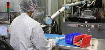 다이나믹 그룹에서 쓰이고 있는 UR 협동로봇은 열에 매우 민감한 의료기기를 대상으로 사출 성형 기계 사이클을 완벽하게 수행합니다. 대상 부품을 고정하는 프레임을 선택하여 사출 성형기에 배치하며 장치를 옮깁니다. 모든 사이클이 완료되면 다음 사이클 진행하기 위해 자동으로 버튼을 누릅니다.