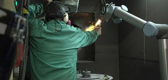 텍사스에 본사를 둔 항공산업 수리센터인 에어크래프트 툴링(Aircraft Tooling)은 UR 로봇이 금속 분말과 플라즈마 스프레이 공정의 고온 혹독한 환경을 견딜 수 있다는 사실에 놀랐습니다. 이 곳의 협동로봇은 고장이나 추가적인 서비스 없이 3년간 정상 가동되고 있습니다.