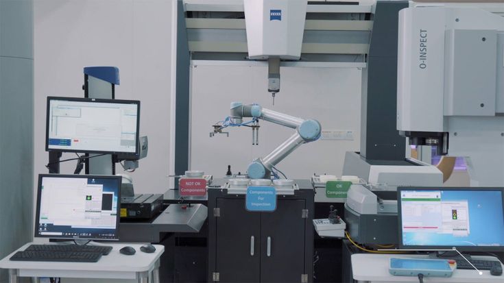 在印度Carl Zeiss（班加羅爾）的廠房中，一台UR5協作型機器人可在同一週期內操作三部機器。