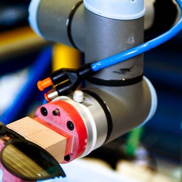 Beim Lasermarkieren hält der cobot den Abstand zwischen Brille und Laserfokuspunkt konstant, um ein wiederholbares und optimales Ergebnis zu erzielen. Ein Ergebnis, das manuell unmöglich zu erzielen ist