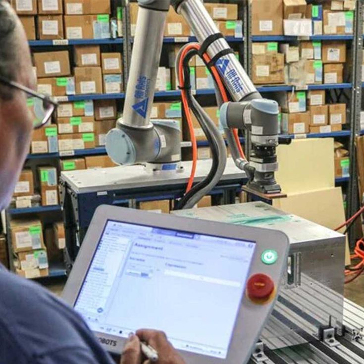 텍사스 주 댈러스에 위치한 올 액시스 머시닝(All Axis Machining)은 직원들에게 기본 프로그래밍과 설정을 가르치는 무료 온라인 상호작용 모듈인 UR 아카데미를 수강하도록 했습니다. 이 회사의 오너인 게리 쿠즈민(Gary Kuzmin)은 어느 날 작업자가 협동로봇의 티치 펜던트를 들어 사포질에 필요한 프로그래밍을 하기 시작하는 것을 발견하였습니다. "우리는 사포 작업을 하는 나이 든 직원이 있었는데, 사실 이 작업은 꾀 많은 근력을 필요로 합니다. 그런데 그 직원이 최신 기술을 배우는 것을 보는 것에 정말 기분이 좋았습니다. 협동로봇은 정말로 회사에게 힘을 실어줄 뿐만 아니라 그 나이 든 직원의 라이프스타일을 변화시키고 임금도 올려줄 것 입니다.”라고 그는 말했습니다.