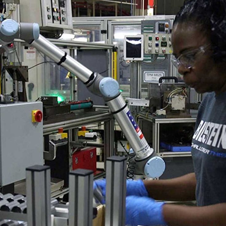 오하이오주 해밀턴에 있는 티센크루프 빌스테인(Thyssenkrupp Bilstein)의 공장에 배치된 9대의 협동로봇은 머신 텐딩, 조립, 제품 검사 등 인간 노동자에게 어려운 작업을 자동화함으로써 작업 환경을 개선하고 최적화했습니다.