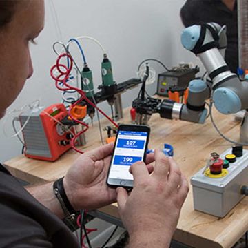 크리에이팅 레볼루션스의 CEO인 아이너 로젠버그(Einar Rosenberg)는 "특정 시간 내에 UR3가 생산하는 유닛의 수에 대한 세부 정보를 수집함으로써, 우리는 모든 데이터를 결합하고, 얼마나 많은 사람이 필요하고 우리가 무엇을 생산해야 하는지에 대한 현실적이고 정확한 계획을 만들 수 있습니다." 라고 말합니다.