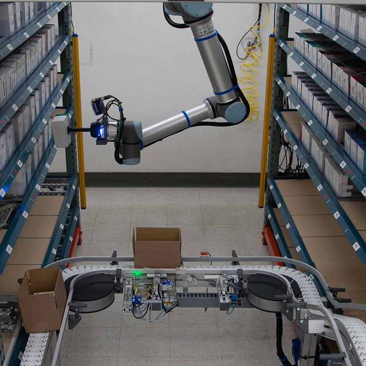 米カリフォルニア州にあるDCL Logistics社のフルフィルメントセンターでは、UR+認定の真空グリッパpiCOBOTと複数のバーコードを同時に読み込めるDataLogicカメラがコンベアセルで商品をピックアップし配送用の箱に詰めていきます。