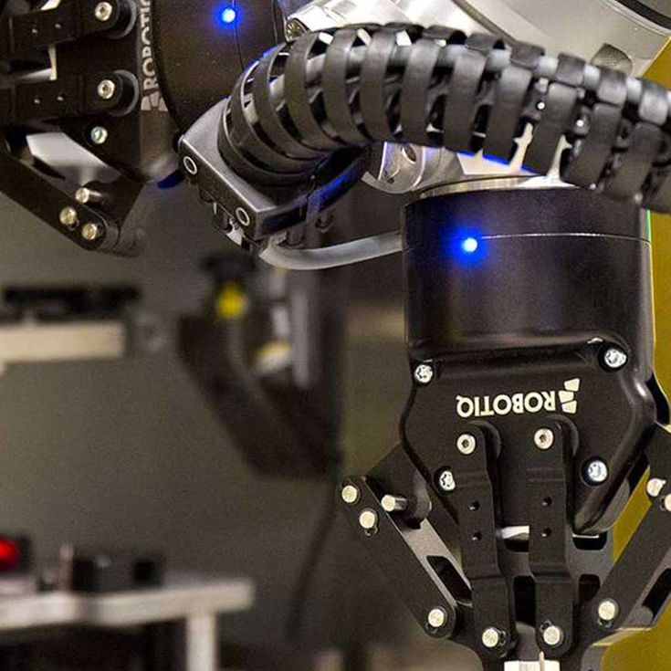 





스페인의 콘티넨탈 오토모티브(Continental Automotive)에서는 로보티크(Robotiq)의 듀얼 그리퍼가 장착된&nbsp;UR&nbsp;로봇을 이용함으로써&nbsp;PCB&nbsp;기판을 집어서 놓는 시간을 절반으로 줄였습니다.
















