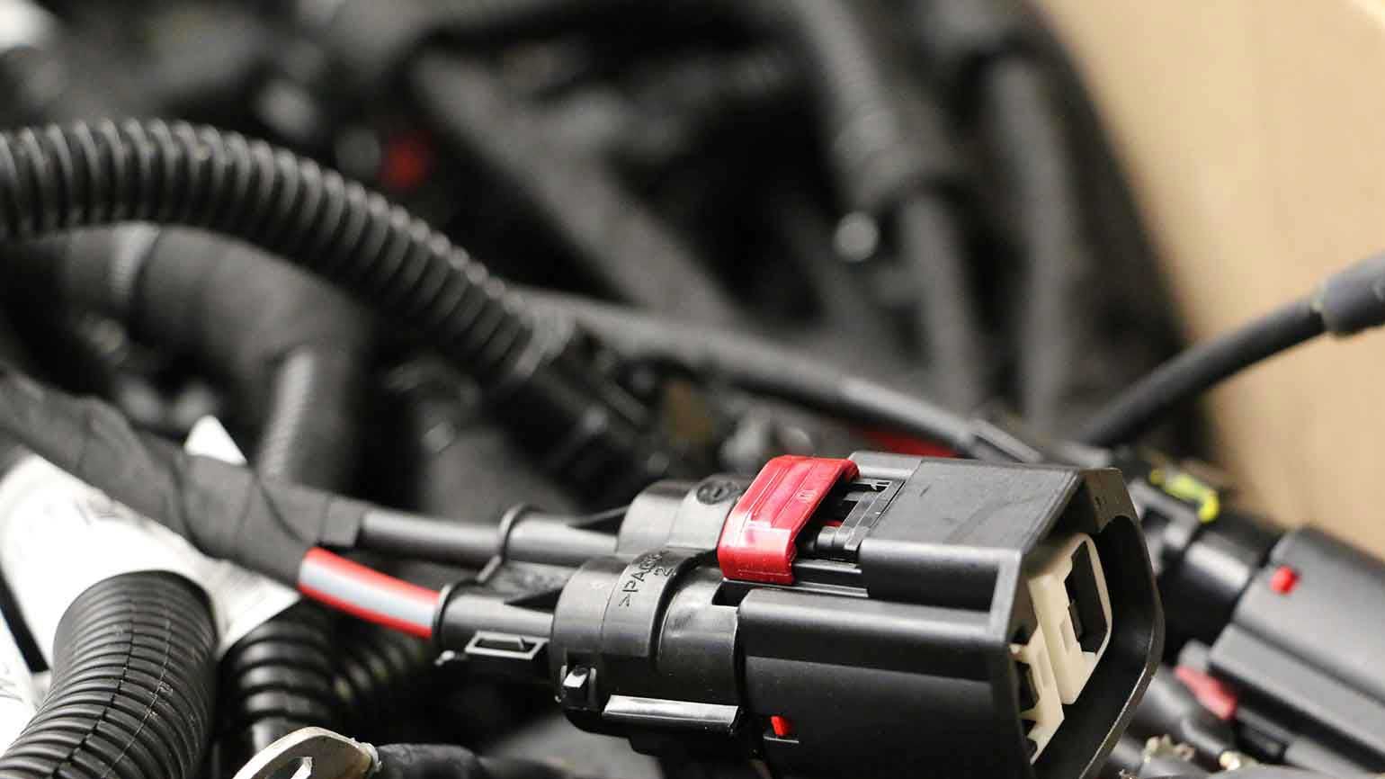 스티어링 기어 와이어 하니스에 대한 플러그 인의 올바른 조립 여부를 점검하는 것은 매우 중요합니다.