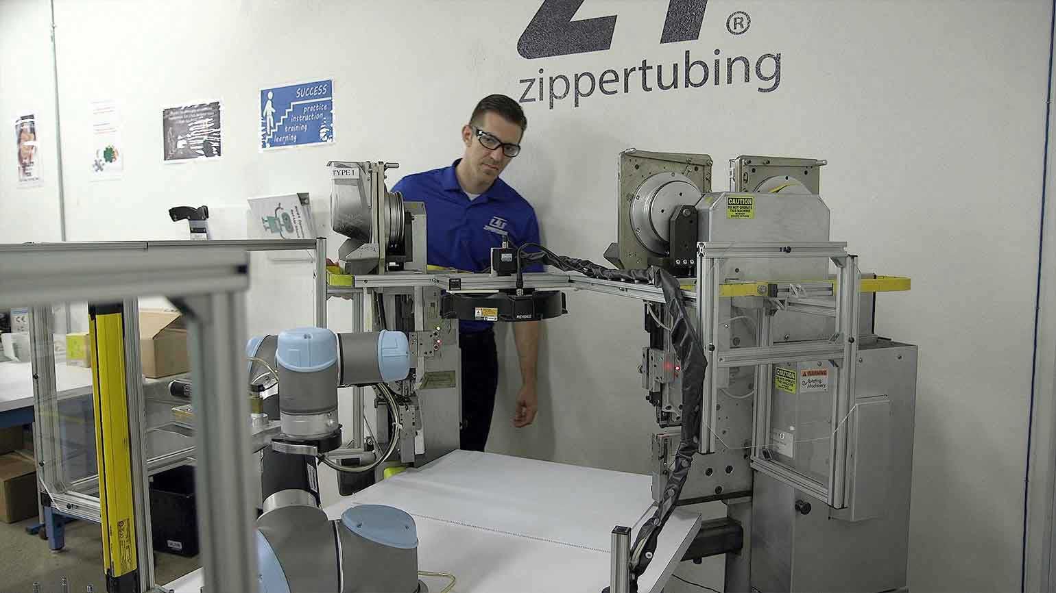 지퍼튜빙은 작업자가 작업 영역에 들어서면 이를 감지하여 로봇 속도를 늦추도록 하는 영역 스캐너를 설치했습니다.