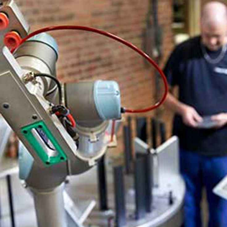 협동 로봇 시스템의 안전에 관한 ISO/TS 15066 가이드라인에는 안전 정격 모니터링 중지, 핸드 가이딩, 속도 및 분리 모니터링, 동력 및 힘 제한의 네 가지 유형의 협동 작업이 명시되어 있습니다.