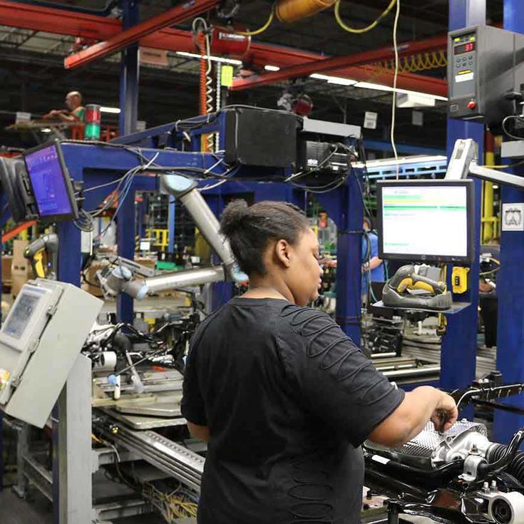 At Comprehensive Logistics in Ohio, USA, UR10 works side-by-side with the workers on the assembly line inspecting the cradle sub-assemblies.