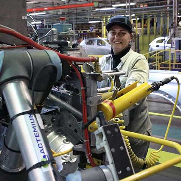 수많은 백 벤딩 작업으로부터 작업자를 해방시킨 새로운 동료, "주니어"와 함께 한 프랑스 PSA 그룹의 메리라인 비안치