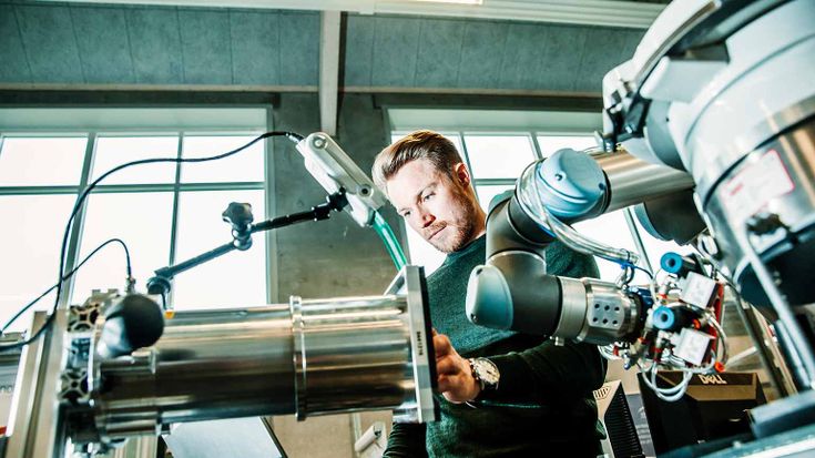 　ユニバーサルロボットの協働ロボットで作業する、デンマーク技術研究所（DTI）のCOVRプロジェクトコーディネーター、Aske Bach Lassen氏。撮影：DTI