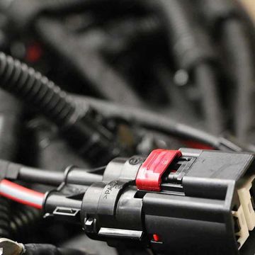 Checking the correct assembly of the plug-ins for the steering gear wire harness is mission-critical. 