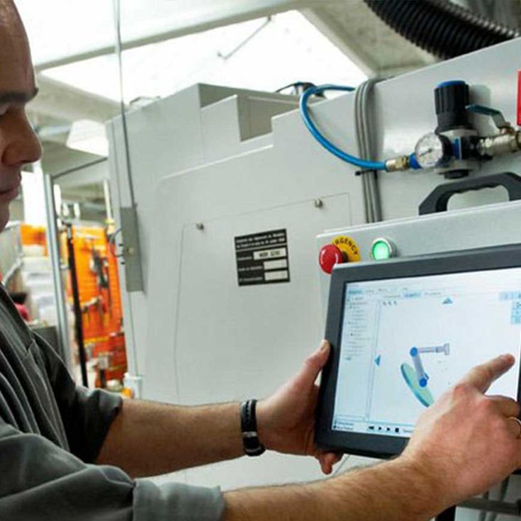  유니버설로봇은 최초로 로봇 프로그래밍을 위한 3D 그래픽 사용자 인터페이스를 개발했습니다. UR5의 첫 번째 반복 작업에도 이 기능이 제공되었습니다.