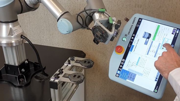 WINGMAN社のツールチェンジャシステムを使うとURロボットのツール交換が自動・手動で簡単にできます。