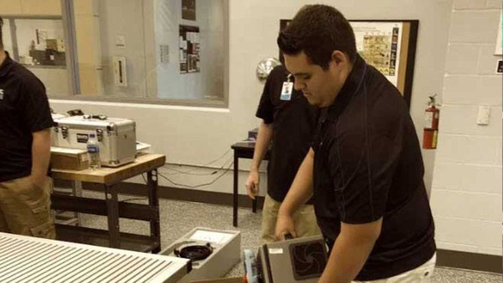 



UR3의 가동은 매우 빠른 시간 안에 가능합니다. 학생들은 그들이 연구한 다른 로봇 솔루션과 비교했을 때 약 3분의 1의 시간만으로도 로봇을 배울 수 있습니다.










